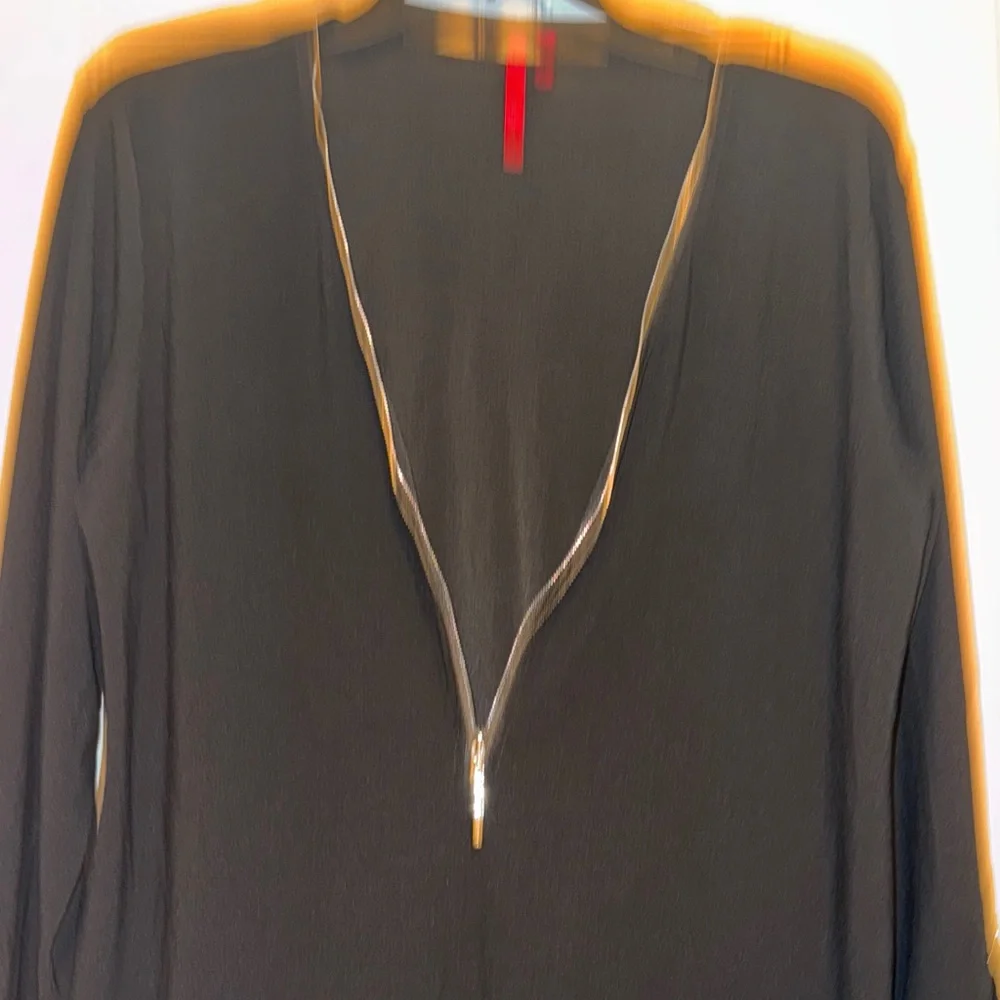 Chic Black Zippered Blouse - Picture 4 of 7